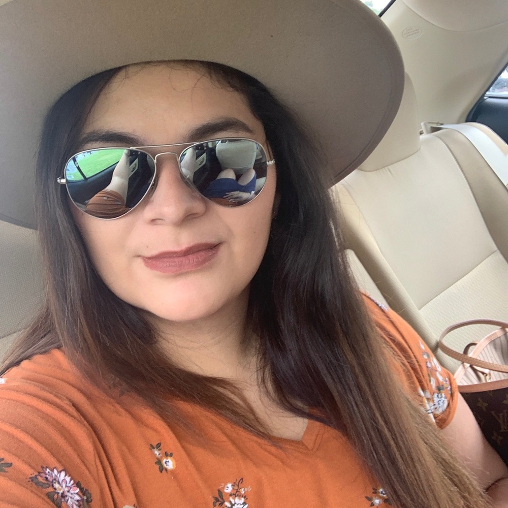 Meet your Posher, Damaris